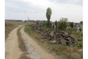 У селі під Луцьком чоловіки своїми силами ремонтують дорогу біля кладовища