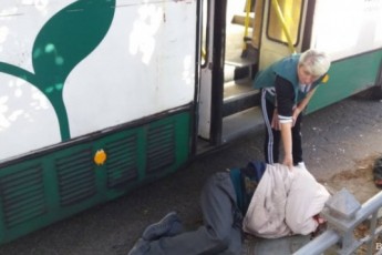 У Луцьку тролейбус збив чоловіка, у потерпілого закривавлена голова (фото)