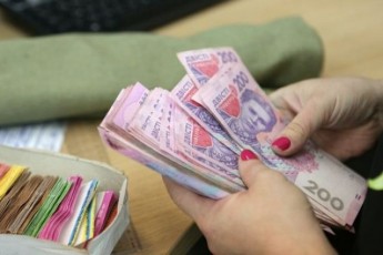 Українцям перерахували зарплати: хто отримає 100 тисяч