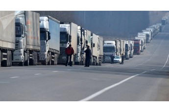 На волинському кордоні у черзі застрягло понад 200 вантажівок (відео)