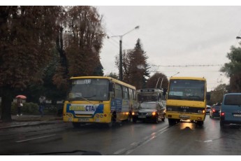 У Луцьку легковик протаранив маршрутку з пасажирами (фото)