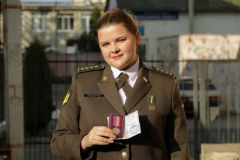 У Луцьку нагородили жінку – військового медика, яка брала участь в евакуації пацієнтів військового госпіталя