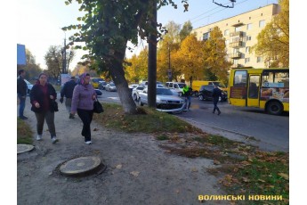 У Луцьку в аварію потрапили три автівки та маршрутка, рух ускладнено