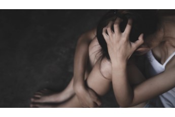 Небезпечне знайомство в мережі: двох неповнолітніх дівчат зґвалтували декілька чоловіків