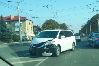 Автівку викинуло на тротуар: у Луцьку на перехресті − ДТП (фото)