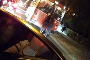 У Луцьку двоє підлітків на роликах вчепились до тролейбуса і їздили проїжджою частиною (відео)