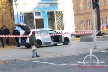 У Луцьку на місці обстріляного авто працює поліція та ДСНС (фото)