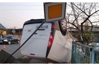 Від удару автомобіль перекинувся на дах: у місті на Волині сталася автотроща (фото)