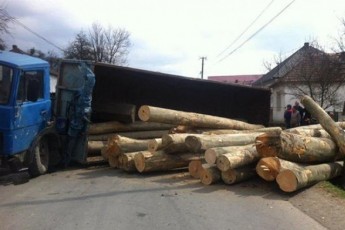 У селі поблизу Луцька перекинувся причіп із дровами (відео)
