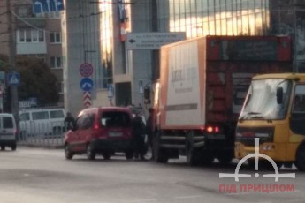 У Луцьку вантажівка протаранила мінівен (фото)