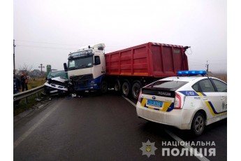 Вантажівка з Волині потрапила у страшну аварію на Рівненщині, два водії − у лікарні (фото)