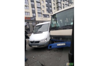 У Луцьку бус протаранив пасажирський автобус (фото)
