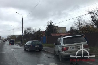 У Луцьку зіткнулись три автомобілі, один з них від удару вилетів на тротуар (фото)