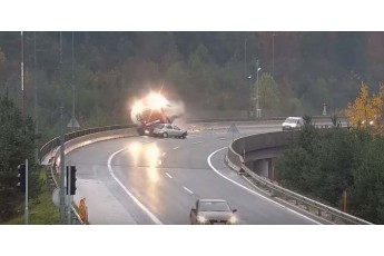 Смертельна ДТП: у Словенії вантажівка на швидкості пробила бетонну огорожу та злетіла з мосту (відео)