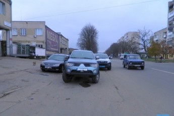 У місті на Волині пікап протаранив припарковане авто (фото)