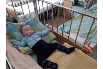 Малюк, якого знайшли разом з батьками непритомними на Волині, досі сам у лікарні