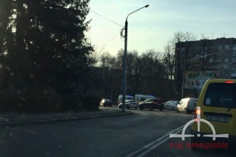 У Луцьку − ДТП: два автомобілі зіткнулись 