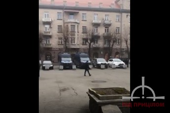 Майже десяток автівок поліції − охорона від провокацій: у луцькому СНУ розпочався другий тур виборів ректора (фото)