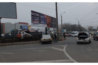 У Луцьку − аварія, від удару автівка вилетіла на тротуар (фото)