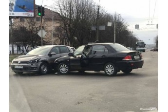Не розминулись: у Луцьку зіткнулись два автомобілі (фото)