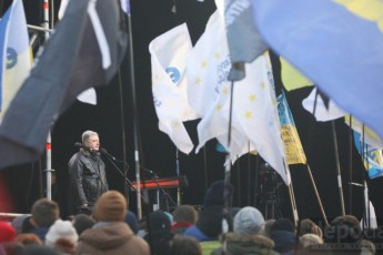 Під час виступу на Майдані Порошенка закидали яйцями (відео)
