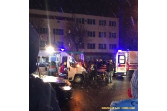 Діставали з авто: у Луцьку легковик на швидкості врізався у маршрутку, є постраждалі (фото)