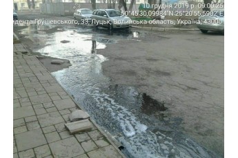 Лучанин залив вулицю каналізаційними відходами (фото)
