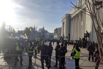 Купи бруківки та щільні ряди поліцейських: яка ситуація біля Верховної Ради після тривалих сутичок (відео)