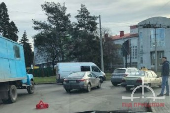 У Луцьку біля розважального центру зіткнулись дві автівки (фото)