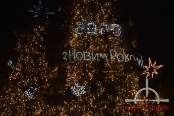 З піснями та феєрверками: у центрі Луцька урочисто засвітили святкове тріо ялинок (фото, відео)