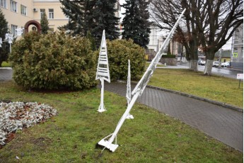 Вандали у Луцьку пошкодили святкову інсталяцію (фото, відео)