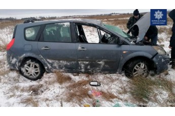 У селі неподалік Луцька автомобіль злетів з дороги, є потерпілі (фото)