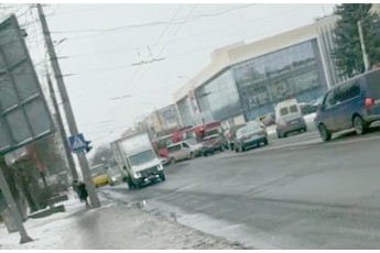 У Луцьку на перехресті трапилася потрійна аварія за участі тролейбуса, буса і легковика