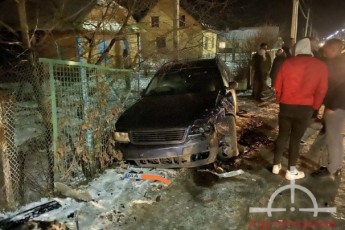 Від удару автівка вилетіла на тротуар: шумахер влаштував ДТП на Волині (фото, відео)