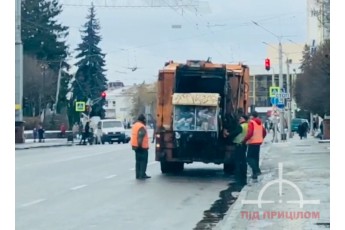 У Луцьку посортоване сміття скидають в один сміттєвоз (відео)