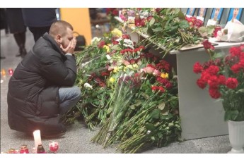 Дізнався про трагедію від журналістки: чоловік загиблої волинянки на колінах цілує портрет та просить пробачення