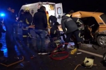 Задіяні всі швидкі міста: на Волині зіткнулися дві автівки, постраждалих діставали рятувальники (відео)
