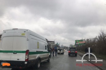 У Луцьку на Набережній сталася потрійна аварія за участі інкасаторського мікроавтобуса (фото)