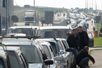 На кордоні з Польщею – досі велетенські черги з автомобілів та автобусів