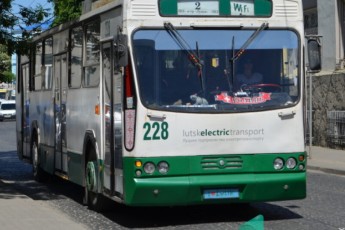 У луцькому тролейбусі побились контролери з пасажиркою − соцмережі