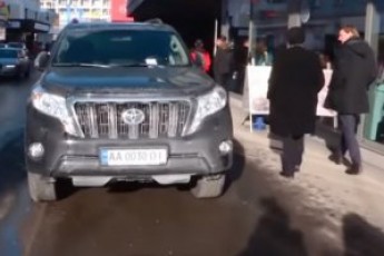 Автохам у Давосі: українця оштрафували за парковку на тротуарі (відео)