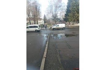 У Луцьку два автомобілі не поділили дорогу біля бібліотеки (фото)