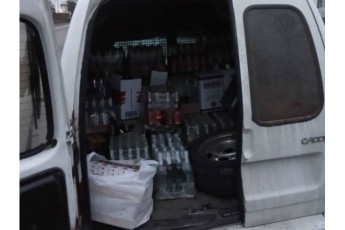 Майже 300 пляшок алкоголю і 15 блоків цигарок: лучанина затримали на Рівненщині за фальсифікат (фото)