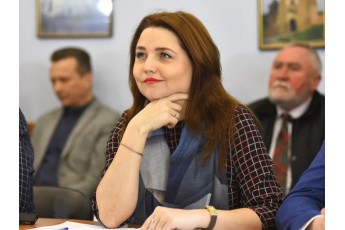 Луцька депутатка не змогла відповісти на питання зі шкільної програми (відео)