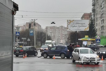 Хотів об'їхати: у Луцьку зіткнулись два автомобілі (фото)