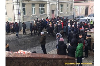 Базарники зі Старого ринку заблокували рух на Богдана Хмельницького і не пропускають маршрутки