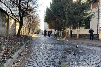 Розбірки посеред вулиці: у Мукачево трапилася стрілянина, один з поранених у важкому стані (відео)