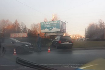 У Луцьку після зіткнення автомобіль заїхав на клумбу