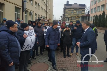 У Луцьку під стінами обласної поліції мітингують підприємці Старого ринку (фото)