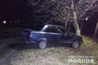Неподалік від Луцька автомобіль збив жінку після чого врізався у дерево
